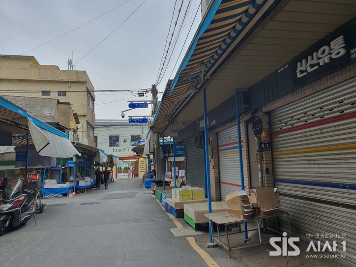 자갈치시장 건어물 골목. 일부 점포만 문을 열었고, 셔터를 내린 점포들이 줄지어 있었다.(사진=노은정 기자).2025. 7. 17 /시사1<br>
<br>
자갈치 시장 안쪽 거리. 줄지어 셔터가 내려진 점포들 사이로 인적이 드물었다.(사진=노은정 기자). 2025. 7. 17 /시사1