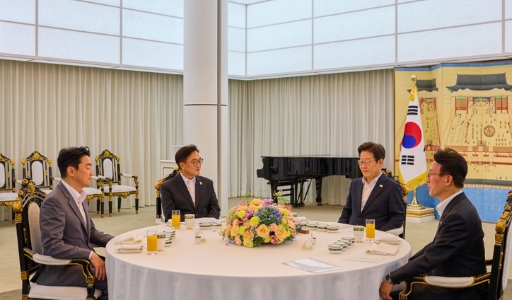 이재명 대통령과 김민석 국무총리, 우원식 국회의장이 17일 만찬을 했다. / 대통령실