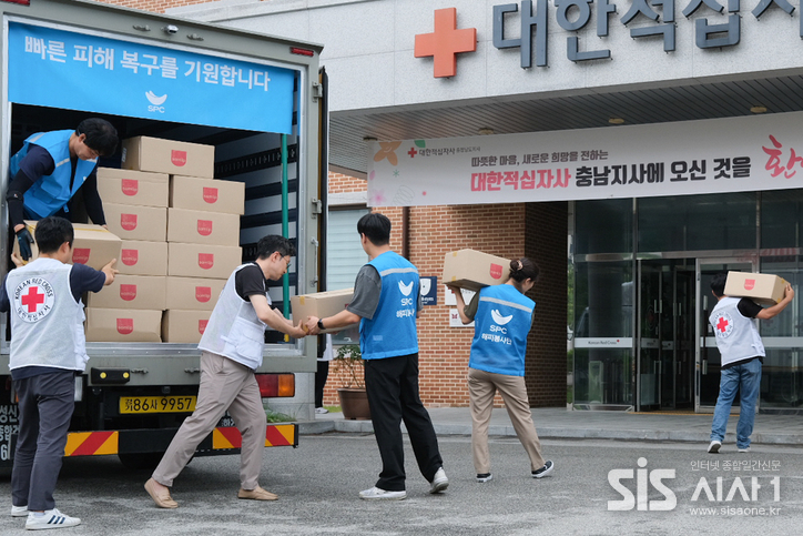 대한적십자사 충남지사에서 18일 SPC그룹 해피봉사단 직원들이 수해 이재민들을 위한 구호물품을 전달하고 있다. (자료 = SPC그룹)