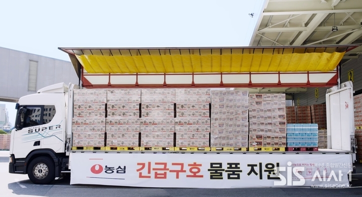 농심이 이머전시 푸드팩 사업으로 재난지역에 구호품을 지원하고 있는 모습 (자료 = 농심)