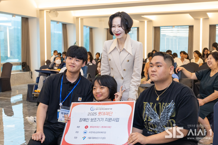 롯데장학재단 장혜선 이사장이 수혜가족들과 함께 인사를 나누며 함께 사진을 촬영하고 있다. (자료 = 롯데재단)
