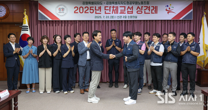 2025년 단체교섭 상견례-김진태 강원도지사(왼쪽) 신성호 노조위원장(오른쪽)등 노사양측 교섭위원 기념촬영.(자료=공무원노동조합)