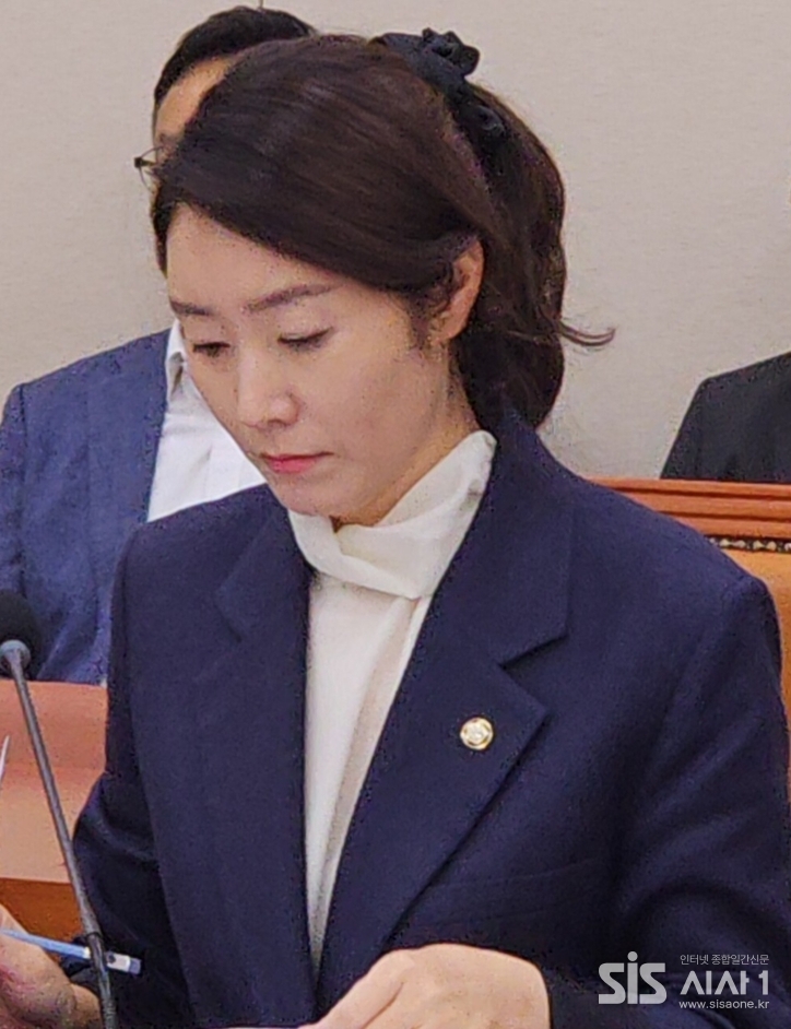 강선우 여성가족부 장관 후보자가 14일 서울 여의도 국회에서 열린 인사청문회에 출석해 의원들의 질의를 준비하고 있다.(사진=윤여진 기자) 2025.7.14/시사1