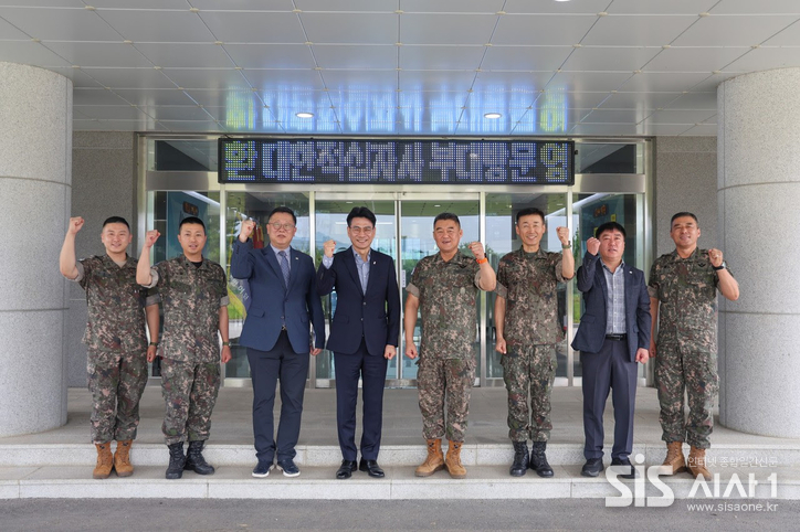 대한적십자사가 지난 30일 육군 25사단에 감사패를 전달했다. 이재용 서울중앙혈액원장(왼쪽 네 번째) 과 한기성 제25사단장(왼쪽 다섯 번째) 등 참석자들이 기념사진을 찍고 있다. (자료 = 대한적십자사)