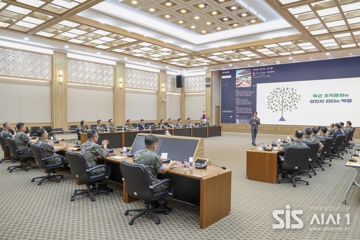 지난 7월 30일 육군본부 대회의실에서 하충수 박사가 '육군 조직문화와 성인지 리더의 역할'에 대해 강연 중이다.(사진=육군본부 제공)