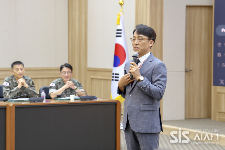 지난 7월 30일 육군본부 대회의실에서 하충수 박사가 '육군 조직문화와 성인지 리더의 역할'에 대해 강연 중이다.(사진=육군본부 제공)