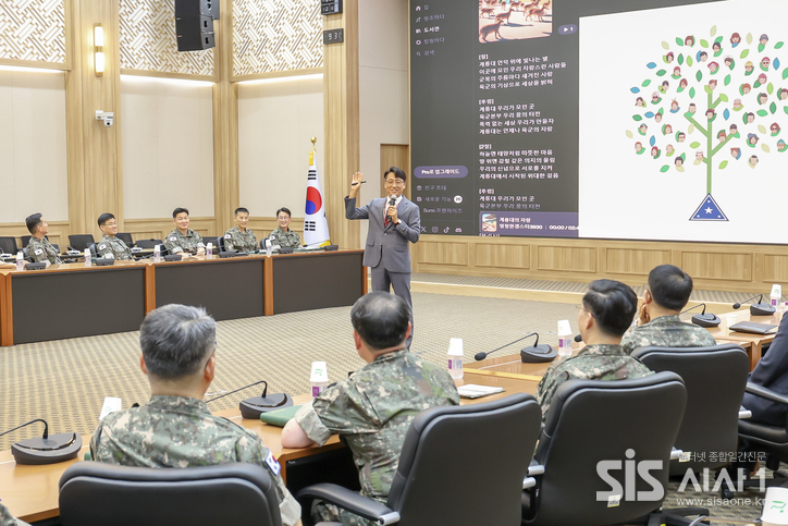 지난 7월 30일 육군본부 대회의실에서 하충수 박사가 '육군 조직문화와 성인지 리더의 역할'에 대해 강연 중이다.(사진=육군본부 제공)