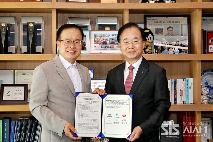 지난 30일 정호석 하림 대표이사(왼쪽)와 박진배 전주대학교 총장이 업무협약을 마치고 기념 촬영을 하고 있다. (자료 = 하림)