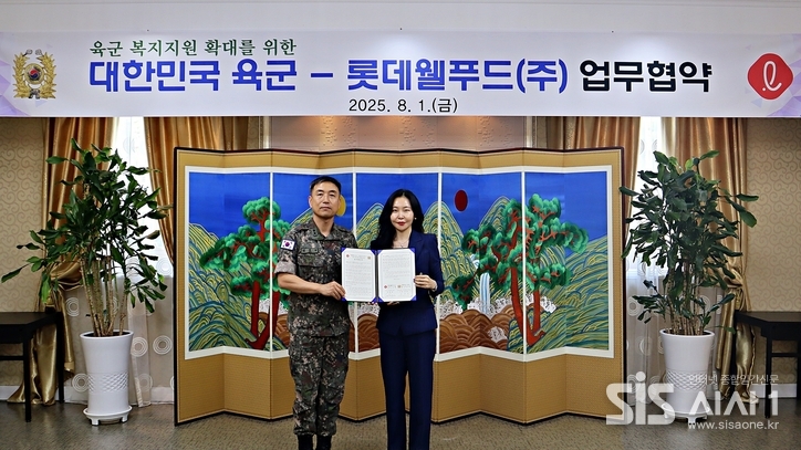 여명랑 롯데웰푸드 푸드사업부장(오른쪽)과 김진익 육군본부 인사참모부장이 업무협약 체결 후 기념사진을 촬영하고 있다. (자료 = 롯데웰푸드)