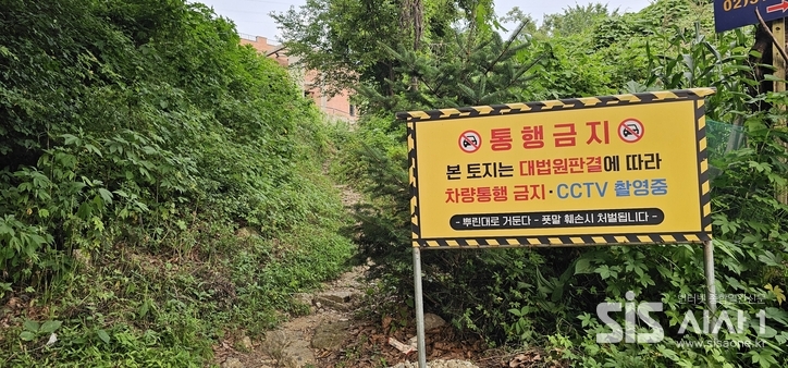 현재 사람이 겨우 통행할 수 있는 곳 사이로 보이는 건물이 덕양구가 적법한 허가라고 허가한 건물이지만, 경기도는 불법 건축 허가라고 감사 결과를 밝혔다. 차가 들어갈 수 없는 곳에 대형 건축물이 들어선 것이다. (사진=윤여진 기자)