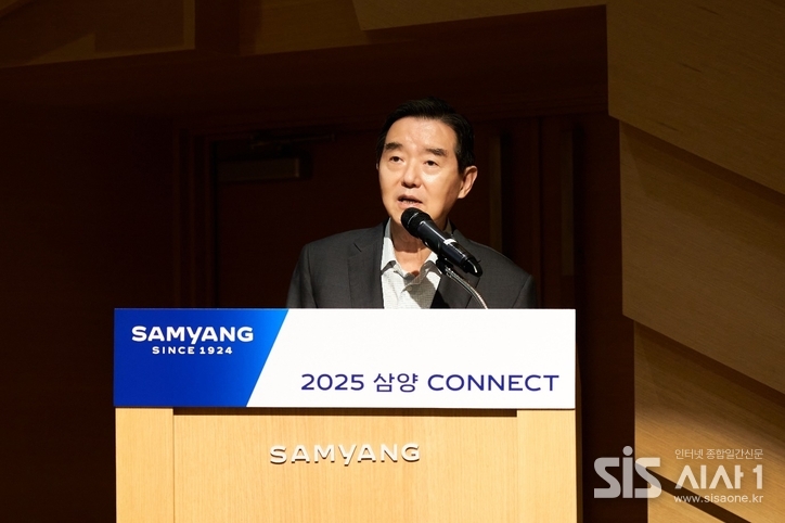  김윤 회장이 19일 판교 삼양디스커버리센터에서 개최한 ‘2025년 SAMYANG CONNECT'에서 상반기 경영 성과와 하반기 전략 방향에 대해 직원들에게 설명하고 있다. (자료 = 삼양그룹)