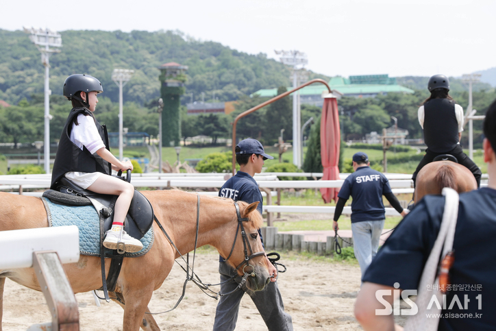 어린이청소년 승마체험 현장이다. (사진=한국마사회 제공)