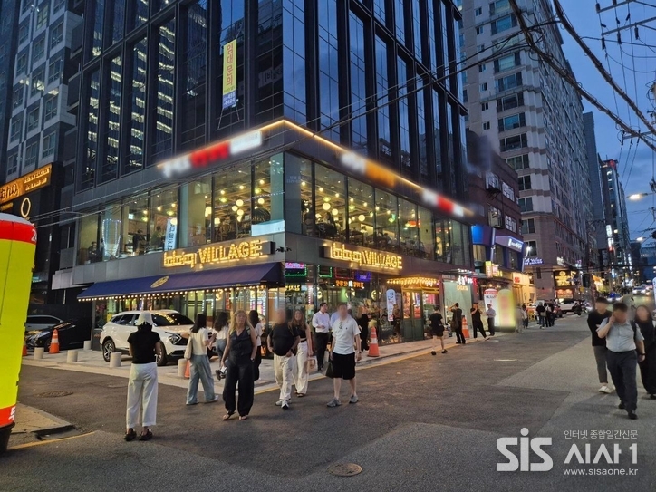BBQ가 서울의 대표 상권인 강남역 인근에 오픈한 ‘BBQ 강남점’ (자료 = BBQ)