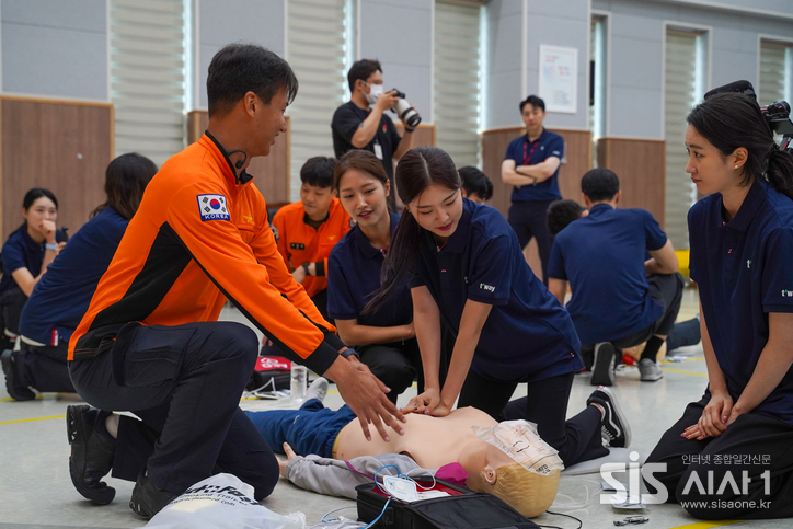 티웨이항공 객실 승무원들이 소방안전 교육 훈련을 통해 심폐소생술(CPR) 및 기내 응급처치 등 고강도 안전 훈련을 받고 있다. (자료 = 티웨이항공)