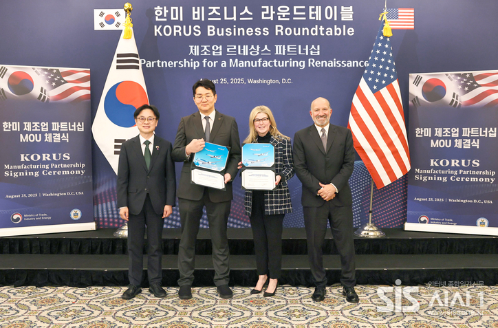 대한항공이 25일 워싱턴 현지에서 보잉 차세대 고효율 항공기 103대 구매를 위한 양해각서를 체결하고 19대 분량의 예비 엔진 구매 및 엔진 정비 서비스 계약도 추진한다. 왼쪽부터 김정관 산업통상자원부장관, 조원태 한진그룹 회장, 스테파니 포프(Stephanie Pope) 보잉 상용기 부문 사장 겸 최고 경영자, 하워드 러트닉(Howard Lutnick) 미국 상무부 장관이 기념 촬영을 하는 모습. (자료 = 대한항공)