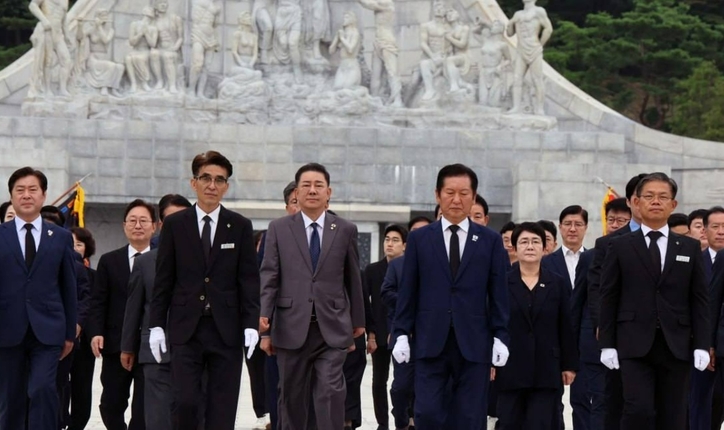 민주당 지;도부가 27일 대전 현장 최고위원회의에 앞서 현충원 참배에 나섰다. / 김병기 원내대표 SNS