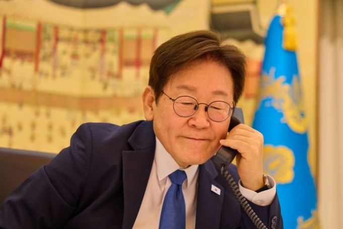 타지키스탄 대통령과 통화 중인 이재명 대통령. / 대통령실