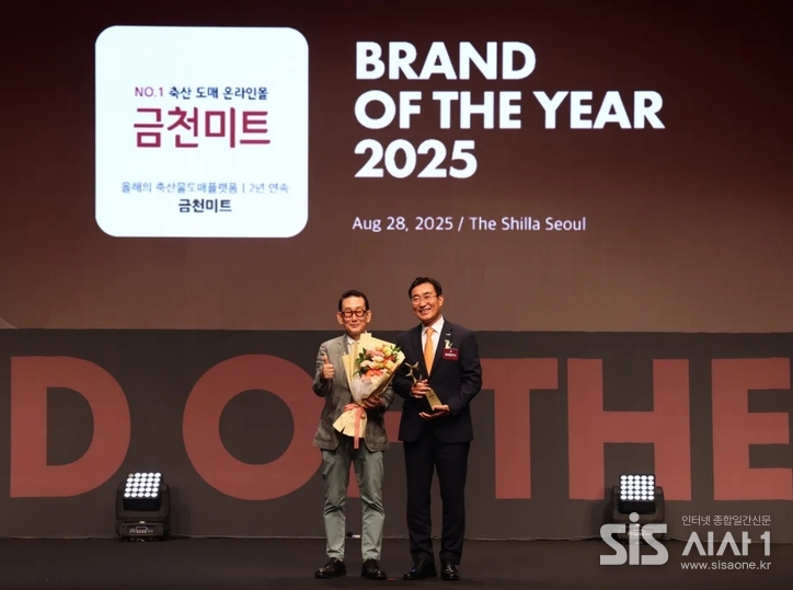 28일 서울시 중구 신라호텔에서 진행된 ‘2025년 올해의 브랜드 대상’ 시상식에서 이영상 동원홈푸드 대표(오른쪽)가 이장우 한국소비자포럼 기업위 원장과 기념 촬영을 하고 있다 (자료 = 동원홈푸드)