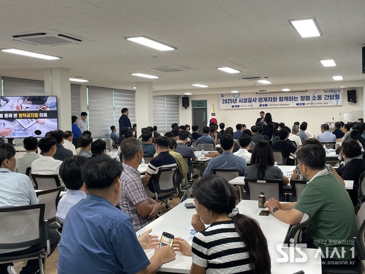 이정선 광주광역시교육감이 청렴서약선서식을 마치고 참석자들에게 인사를 하고 있다.(사진=박은미 기자)