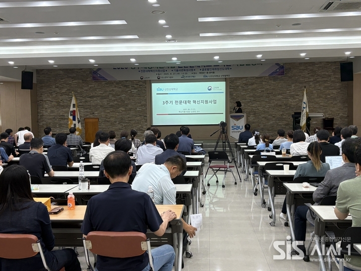 혁신사업단 김연정 교수가 신안산대학 혁신사업에 대해 설명하고 있다.(사진=신안산대학교 제공)