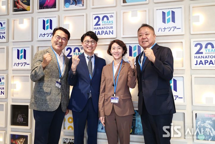지난 1일 열린 하나투어 재팬 창립 20주년 기념행사에서 왼쪽부터 박상환 하나투어 회장, 김상욱 하나투어 재팬 대표, 송미선 하나투어 대표, 이병찬 하나투어 재팬 고문이 기념촬영을 하고 있다. (자료 = 하나투어)