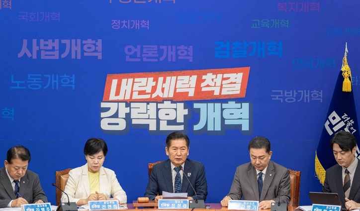 민주당 지도부가 3일 당 최고위원회의를 진행하고 있다. / 민주당