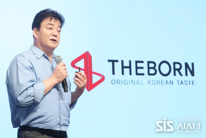 3일 서울 장충동에서 진행된 더본코리아 ‘TBK(The Born Korea)’ 글로벌 B2B 소스 론칭 기자간담회에서 백종원 대표가 발표를 하고있다. (자료 = 더본코리아)