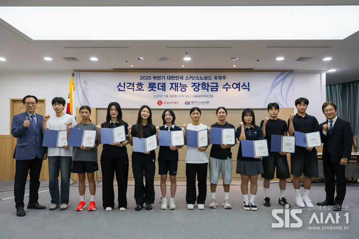 장학생들이 수여식에서 장학증서와 함께 단체사진을 촬영하고 있다. (자료 = 롯데장학재단)