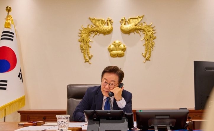이재명 대통령이 전날 몽골 정상과 통화하는 모습이다. / 대통령실