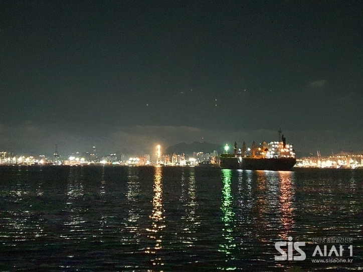  부산 해양대학교 앞바다에서 바라본 남구 부두 일대와 항만. 불빛을 밝힌 화물선이 밤바다 위에 정박해 있다. (사진=노은정 기자) 2025. 9. 5/ 시사1