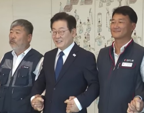 좌로부터 김동명 한국노총 위원장, 이재명 대통령, 양경수 민주노총 위원장.
