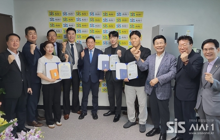 윤여진 시사1 대표와 시사1 관계자들이 사무실 이전 개소식에 참석해 기념촬영에 나선 모습이다. / 박은미 기자