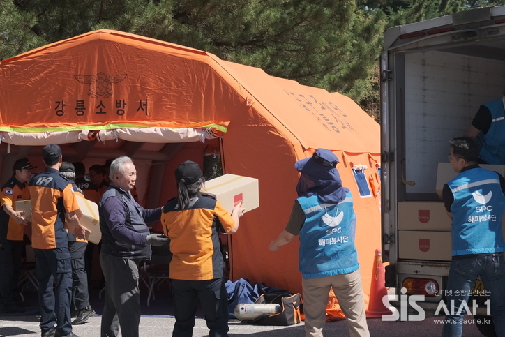 강릉시 강북공설운동장에서 10일 SPC그룹 해피봉사단이 가뭄 대응 현장 소방관과 지원 인력들에게 전달할 빵을 옮기고 있다. (자료 = SPC그룹)