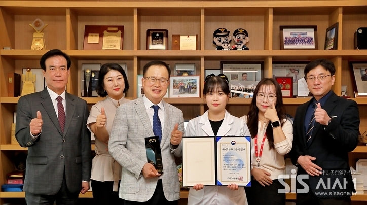 하림이 '2025 대한민국 일자리 으뜸기업'으로 선정된 것을 기념해 관계자들이 기념 촬영을 하고 있다. 정호석 ㈜하림 대표이사(왼쪽 세 번째)와 직원들이 대통령 명의의 인증패와 인증서를 들고 있다. (자료 = 하림)