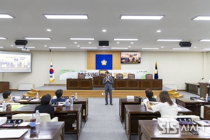 지난 10일 강북구의회 본회의장에서 국가법정교육진흥원 대표 하충수박사가 청렴, 이해충돌방지법, 의원행동강령을 강의중이다.(사진제공=깅북구의회)