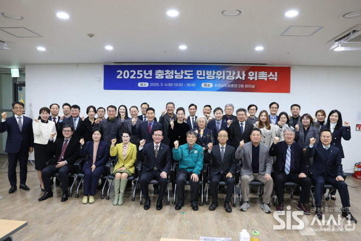 위촉식을 마치고 위촉장을 수여받은 하충수 강사(왼쪽 첫번째)를 비롯한 전문강사 43명이 기념촬영을 하고 있다.(사진=충남도청)