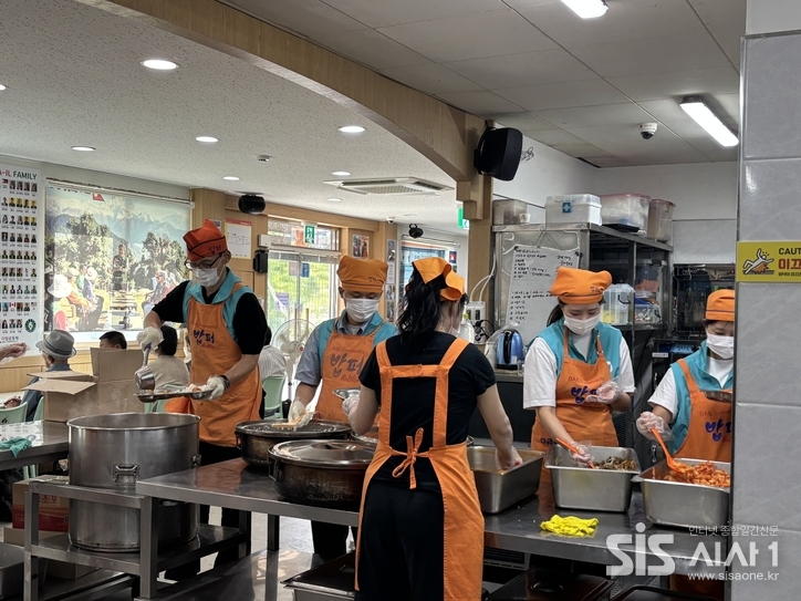 에어서울 임직원들이 밥퍼나무운동본부에서 봉사활동을 진행했다. (자료 = 에어서울)