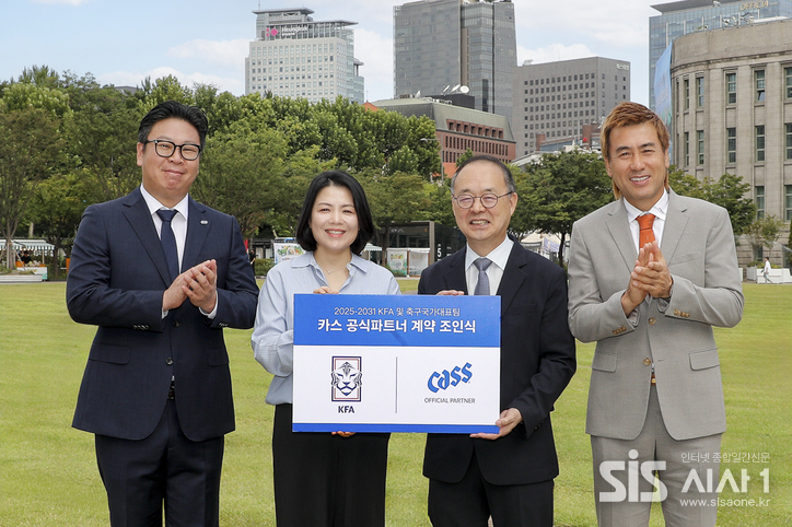 오비맥주 정병욱 상무, 서혜연 부사장, 대한축구협회 이용수 부회장, 김병지 부회장이 서울 시청 앞 광장에서 후원 협약 기념사진을 촬영했다. (자료 = 오비맥주)