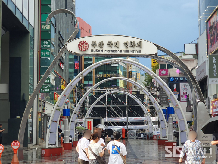 "남포동 BIFF 광장 아치 전경. 영화제의 역사적 배경을 상기시킨다."(사진=노은정 기자). 2025. 9. 17/ 시사1