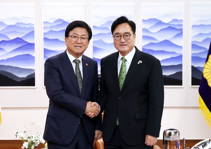 우원식 국회의장과 최교진 교육부 장관. / 국회