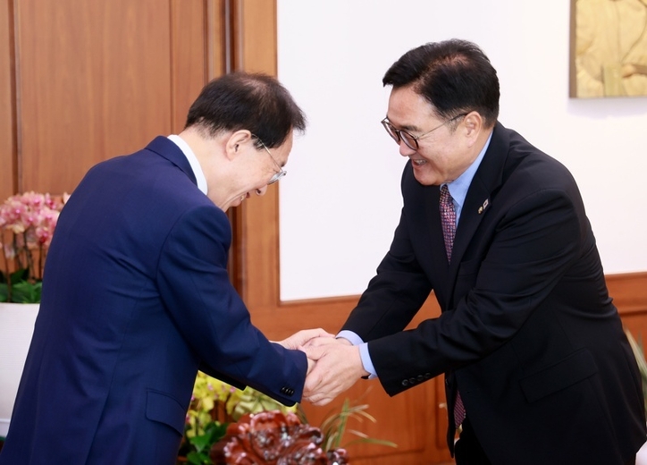 우원식 국회의장은 22일 오전 의장집무실에서 이석연 국민통합위원회 위원장을 접견했다. / 국회의장실
