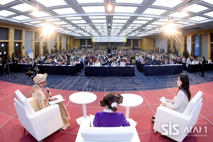 19일 대한민국 청주 엔포드호텔에서 IWPG 주최로 열린 ‘2025 세계여성평화 콘퍼런스’ 2부 ‘여성평화교육 세션’이 진행되고 있다. (자료 = 세계여성평화그룹)