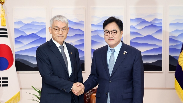 우원식 국회의장이 24일오전 의장집무실에서 천대엽 법원행정처장을 만나 악수하고 있다. / 국회사무처