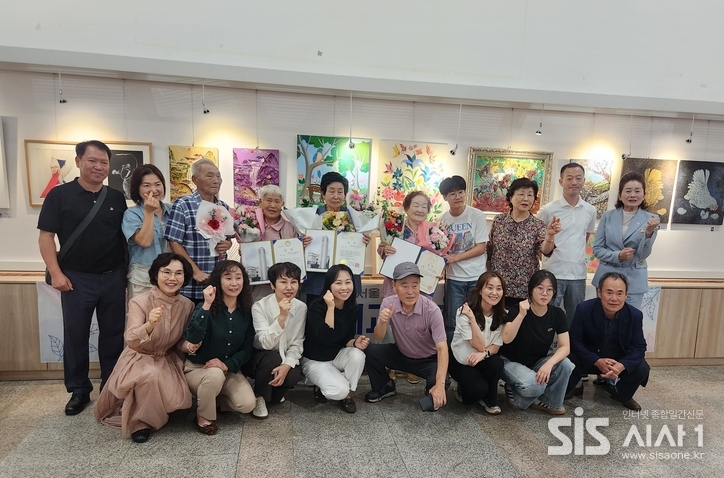 미술작품국제교류기획전 참석자들이 기념사진을 찍고 있다. (자료 = 한국교육문화원)