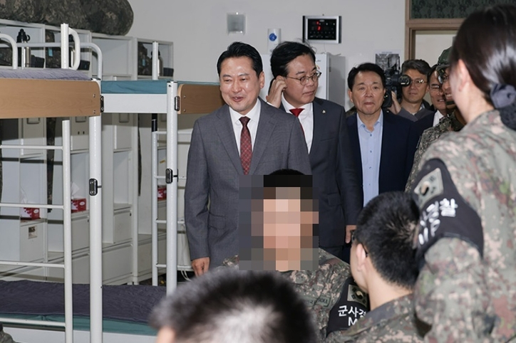 30일 오후 장동혁 당 대표와 송언석 원내대표는 당 지도부와 함께 강원도에 위치한 최전방 부대를 방문하여 군사대비태세를 점검하고 장병들과 간담회를 진행한 후에 위문금을 전달했다. / 국민의힘