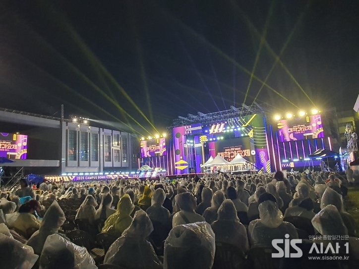 빗속에서도 가득 찬 관객석과 화려하게 빛난 무대 전경.(사진=노은정 기자). 2025. 10. 3/시사1