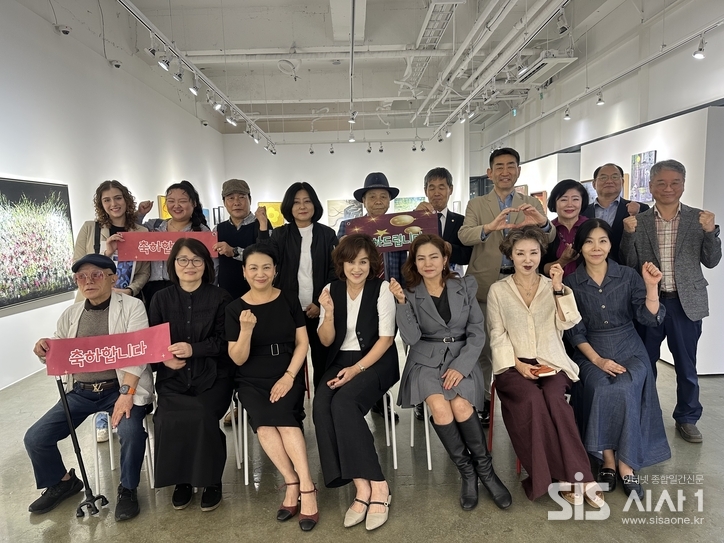 아트그룹 와유회 회원들과 내빈들이 8일 오후 서울 인사동 마루아트센터 1관 전시장에서 기념촬영을 하고 있다. (사진=윤여진 기자) 2025.10.08/시사1