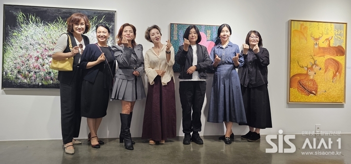 아트그룹 와유회 회원들이 8일 오후 서울 인사동 마루아트센터 1관 전시장에서 기념촬영을 하고 있다. (사진=윤여진 기자) 2025.10.08/시사1