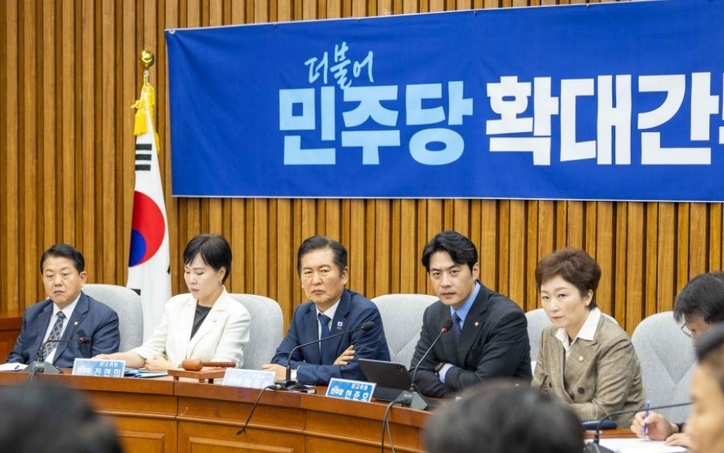 민주당 지도부가 회의를 진행하고 있다. / 민주당