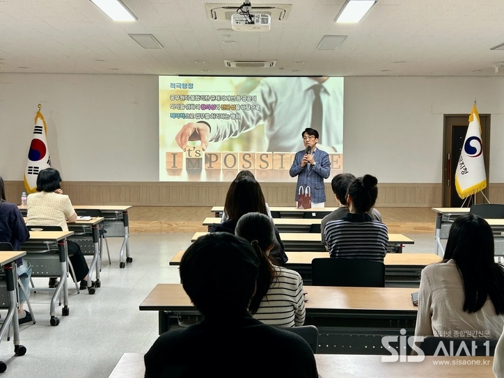 지난 1일 인천병무지청 강당에서 인사혁신처 위촉 적극행정 전문강사 하충수 박사(국가법정교육진흥원 대표)가 강연 중이다.(사진 제공 = 박은미 기자) 